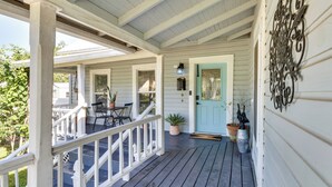 A porch with a white railing, a blue door, and a potted plant. - Fire Pit & Yard: Updated Winter Garden Home! (Winter Garden)