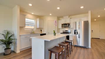 House (4 Bedrooms) | Private kitchen | Microwave, oven, stovetop, dishwasher