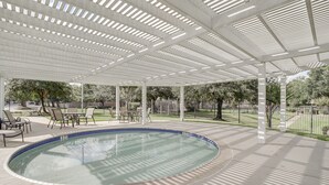 Une piscine extérieure couverte, dotée d’un bord carrelé, d’un panneau indiquant « Interdiction de plonger » et d’un indicateur de profondeur indiquant « 1 pied ».