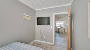 House (2 Bedrooms) | 2 bedrooms, iron/ironing board, bed sheets