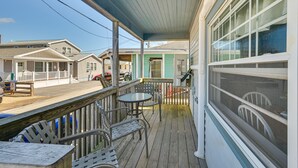 Property grounds - Charming Hampton Home w/ Porch, Walk to Beach! (Hampton)