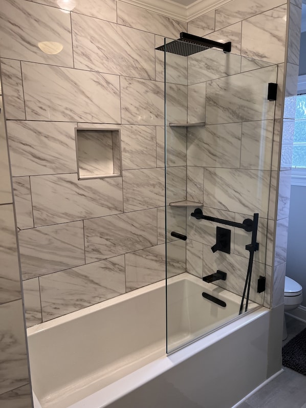 Dusche, Haartrockner, Handtücher, Seife