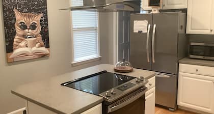 Location location! Cottontown Retreat downtown Columbia, Perfect for 2 couples!