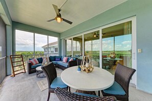Outdoor dining - Serenity on the Sound, steps to pool/grills (Bradenton)