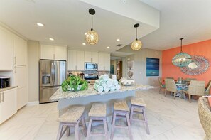 Refrigerador, microondas, lavavajillas y cafetera y tetera 