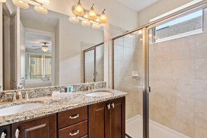 Combined shower/bathtub, hair dryer, towels, shampoo - 11 bd home, Movie Room, Close to Disney, Sleeps 24 (Kissimmee)