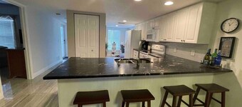 Stunning King APT /Pool/Tennis/Golf/Beach/Trails