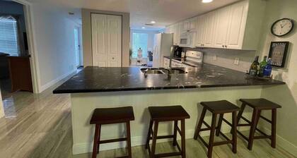 Stunning King APT /Pool/Tennis/Golf/Beach/Trails