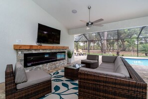 Smart-TV, peis, bøker og stereoanlegg