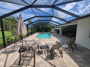 Una piscina al aire libre, una piscina climatizada