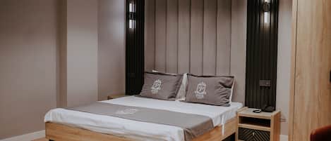 Quarto casal standard | 1 quarto, cofres nos quartos, escrivaninha