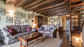 Een televisie en een open haard