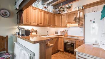 Een koelkast, een magnetron, een oven, een vaatwasser