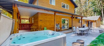 Mountain lodge alongside the Three Nines with hot tub, great yard & sunset views