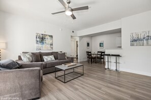 Living area - PURE SUITES GLENDALE TWO BED POOL GYM (Glendale)