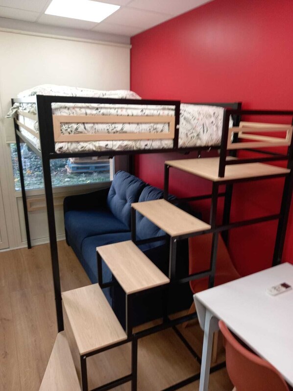 1 slaapkamer, een strijkplank/strijkijzer, wifi, beddengoed