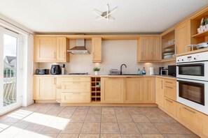 Kjøleskap, mikrobølgeovn, ovn og oppvaskmaskin