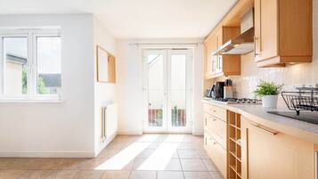 Coffee/tea maker, fridge, microwave, oven