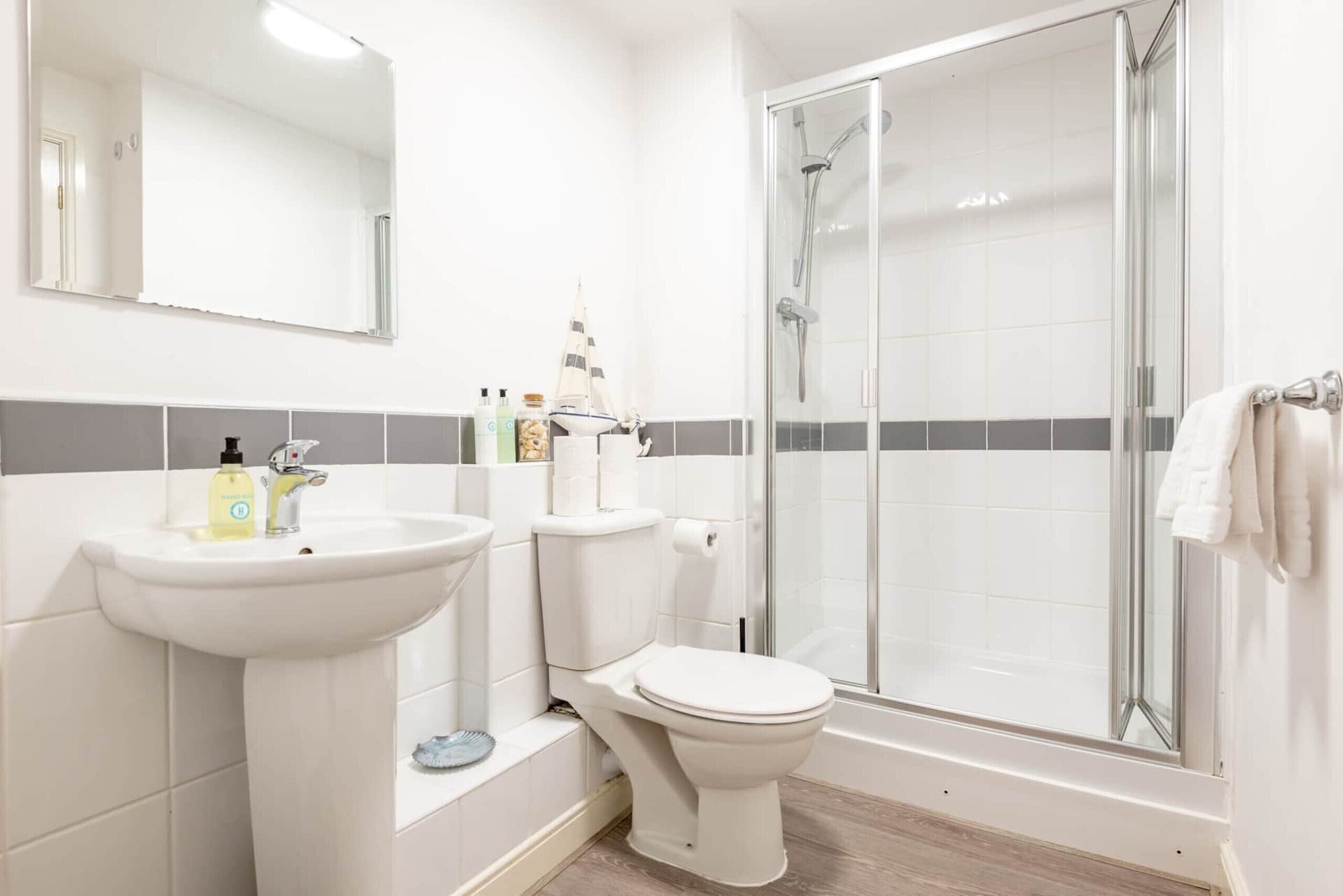 Bathtub, towels, soap, shampoo