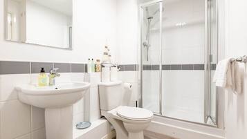 Bathtub, towels, soap, shampoo