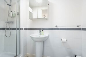 Bathtub, towels, soap, shampoo - Chambers Place (No 10) (St Andrews)