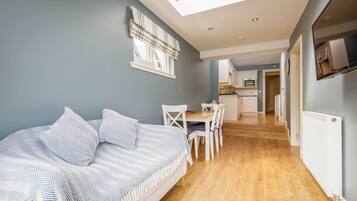 3 bedrooms, iron/ironing board, WiFi (free), bed sheets