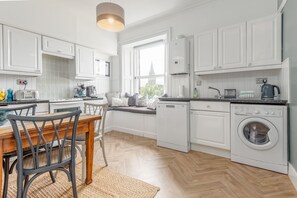 Kjøleskap, mikrobølgeovn, ovn og oppvaskmaskin