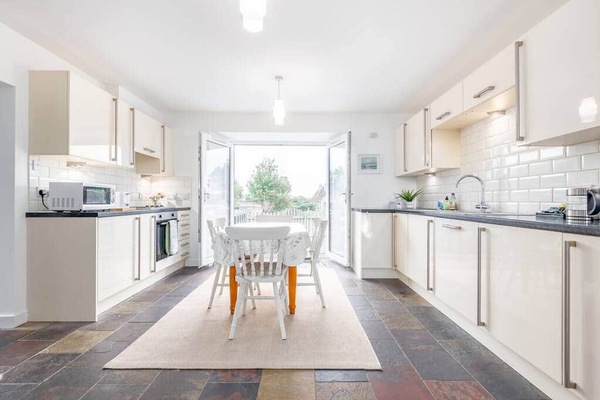 Geladeira, micro-ondas, fogão, lava-louças