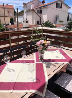 屋外ダイニングエリア