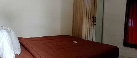 2 habitaciones, tabla de planchar con plancha y ropa de cama