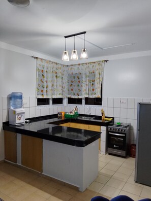 Microwave, oven - Tranquil 1-Bedroom apartment with Pool in Shanzu: Your Coastal Retreat (Mombasa)