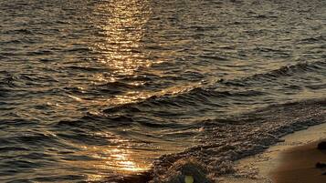 På stranden, solsenger og strandhåndklær