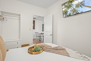 3 quartos, ferros/tábuas de passar roupa, roupa de cama