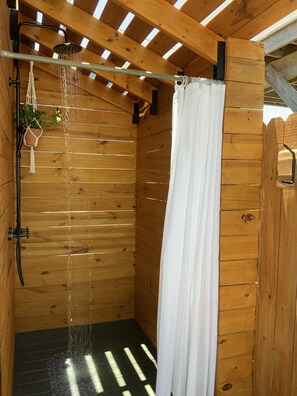Douche, serviettes fournies, savon, shampooing