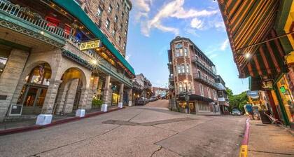 Texaco Bungalow: Historic Loop, Walk Downtown!