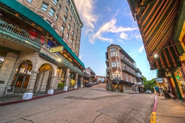 Exterior - Texaco Bungalette: Historic Loop, Walk Downtown! (Eureka Springs)