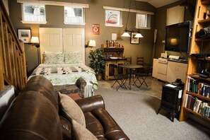 Bed sheets - Texaco Bungalette: Historic Loop, Walk Downtown! (Eureka Springs)