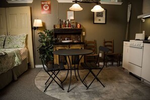 Interior - Texaco Bungalette: Historic Loop, Walk Downtown! (Eureka Springs)