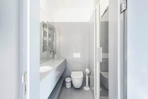 Phòng đôi | Phòng tắm | Buồng tắm vòi sen, máy sấy tóc, khăn tắm, xà phòng