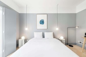 Dobbeltrom | Skrivebord, strykejern/-brett og barnesenger (inkludert)