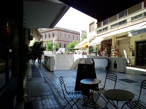 Outdoor dining - 3-Generations Athenian home at the foot of the Acropolis hill in Athen"s center (Athina)