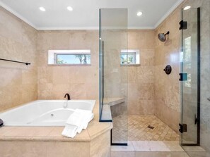 Bañera, secador de pelo y toallas