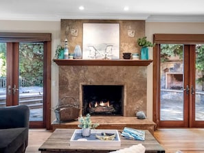 Una sala de estar con chimenea, una mesa de centro y un sofá.