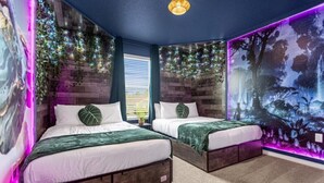 Een kamer met twee bedden, een groot muurschildering en sfeerverlichting.