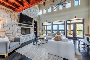 Smart-TV, fotballspill, bordtennis og stereoanlegg