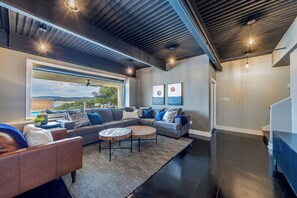 Smart-TV, fotballspill, bordtennis og stereoanlegg