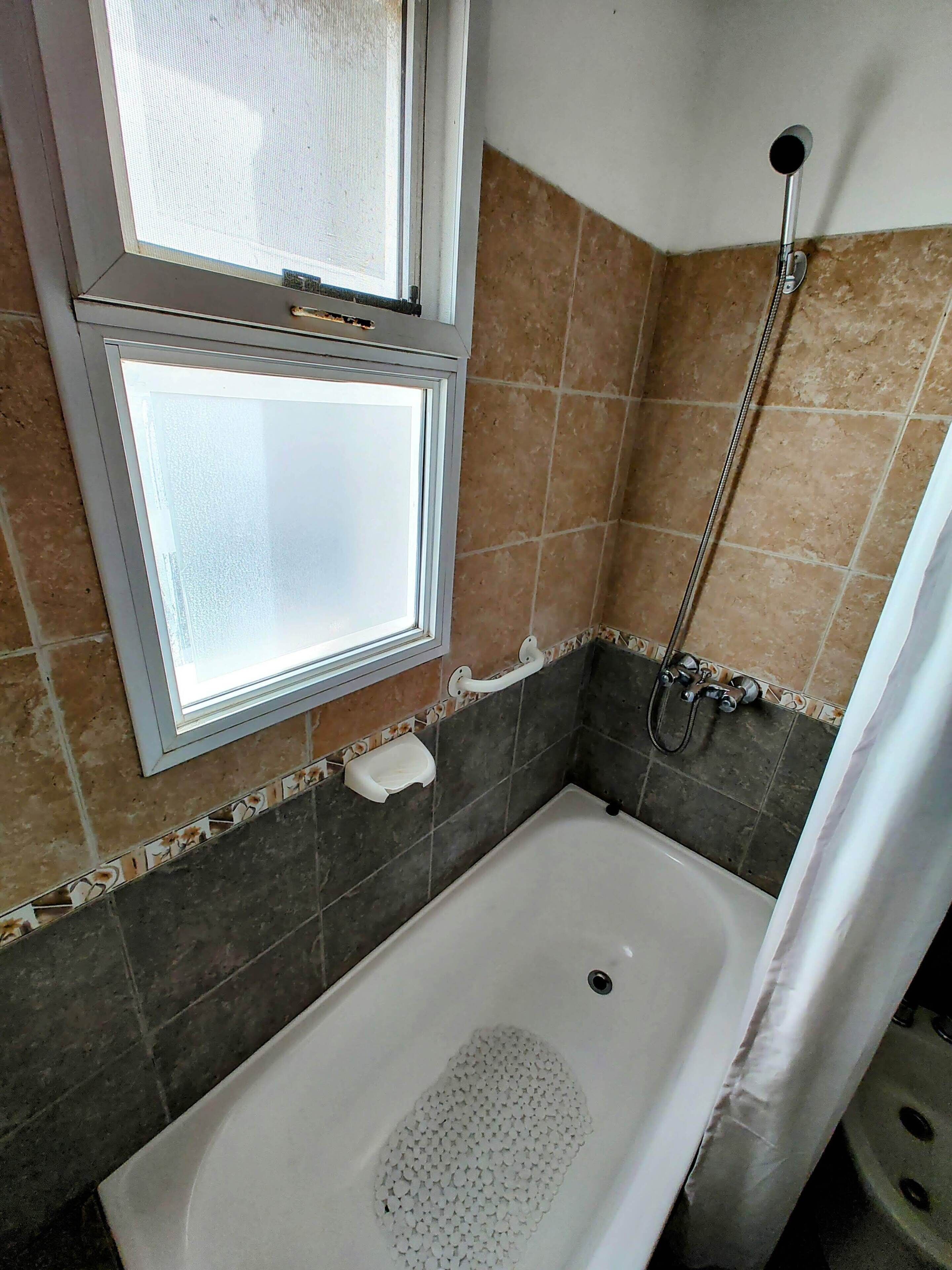 Artículos de tocador gratuitos, bidet, toallas, jabón
