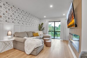 Una televisión, una chimenea, un reproductor estéreo