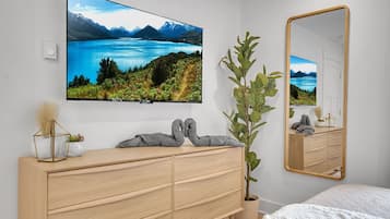 2 soverom, skrivebord, strykejern/-brett og reiseseng for barn