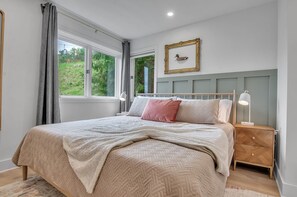 2 dormitorios, escritorio, tabla de planchar con plancha y cuna de viaje